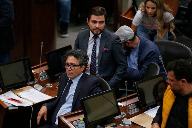 Santiago Osorio (de pie en el centro), representante a la Cámara por Caldas. FOTO: COLPRENSA.