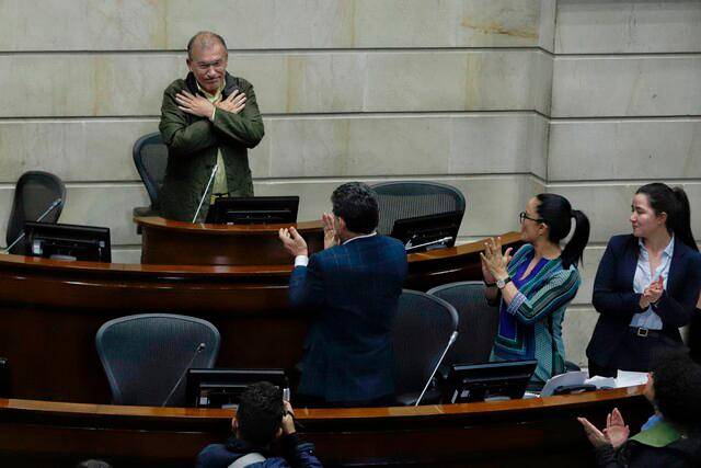 Tras la aprobación del Plan Nacional de Desarrollo, los senadores despidieron a Barreras con aplausos. FOTO: COLPRENSA