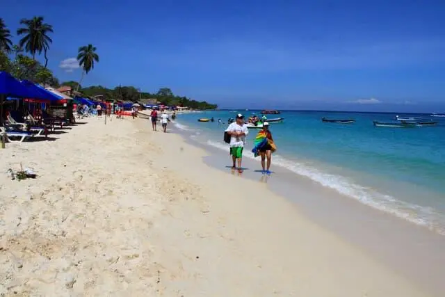 La polémica por los sobrecostos en playas de Cartagena vuelve a encenderse tras la viralización de un video grabado en Barú durante la temporada turística. FOTO: Colprensa.