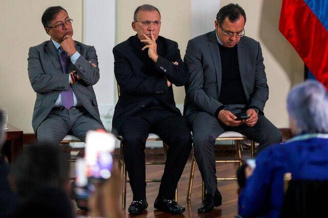 El presidente Gustavo Petro en compañía del presidente del Senado, Roy Barreras, y el ministro del Interior, Alfonso Prada. FOTO: Colprensa