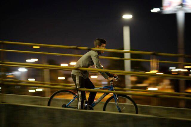 A los ladrones no les bastó con despejar al ciclista de todas sus pertenencias, incluyendo su bicicleta. Tras atracarlo, lo golpearon y luego lo tiraron al río Bogotá. FOTO: COLPRENSA