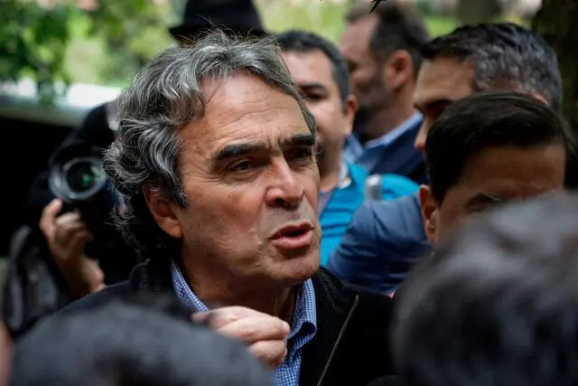 Fajardo insistió en que su propuesta busca un cambio “serio y seguro” para el país, lejos de los extremos y la polarización. FOTO: COLPRENSA