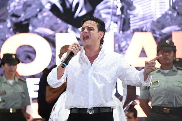 Silvestre Dangond cantando en el funeral de Omar Geles. Foto: COLPRENSA