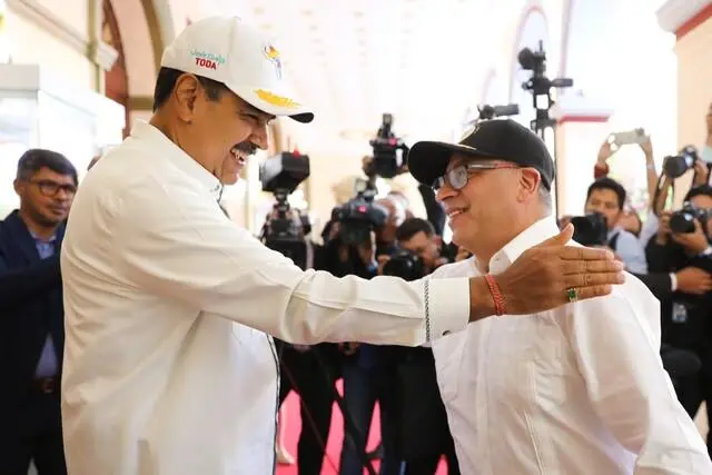 Petro durante su entrevista con CNN, en la que cuestionó la falta de democracia en Venezuela pero negó que Nicolás Maduro tenga vínculos con el narcotráfico. FOTO: Colprensa. 