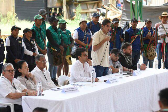 Las partes anunciaron su voluntad de instalar la mesa de paz, en un evento público en Suárez, Cauca. FOTO: CORTESÍA OFICINA ALTO COMISIONADO DE PAZ.
