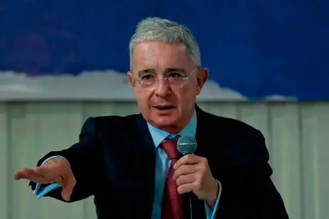 El exmandatario, que recién el domingo visitó la Fundación Santa Fe para conocer el estado de salud de Miguel Uribe, alegó que el Gobierno Petro “habla de otros temas”. FOTO: COLPRENSA
