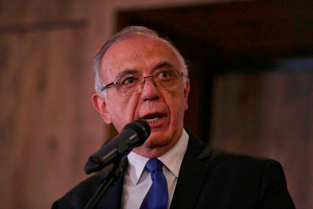 El ministro de Defensa, Iván Velásquez, le pidió a las disidencias de las extintas Farc acatar el cese al fuego. FOTO: Colprensa