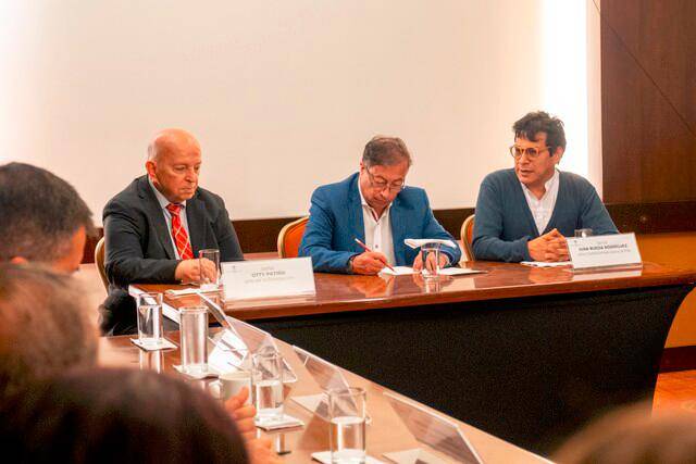 Jefe de la delegación del Gobierno, Otty Patiño, presidente Gustavo Petro y alto comisionado para la paz, Danilo Rueda. FOTO: Colprensa
