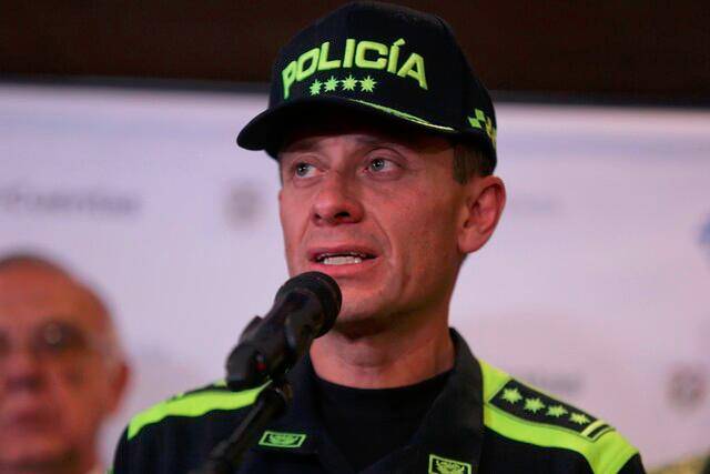 El director de la Policía, Henry Sanabria, confirmó que se suspendieron las diligencias contra integrantes del ELN y disidentes de las extintas Farc que estarán en el paz total. FOTO: COLPRENSA