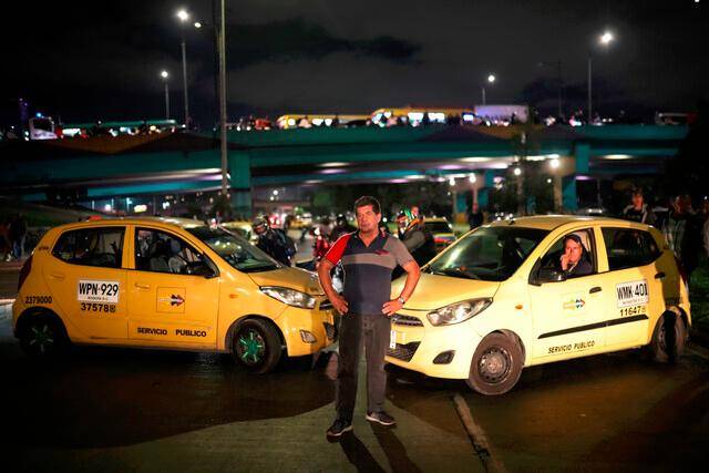 Taxistas en Bogotá bloquearon avenida El Dorado para pedir al gobierno local que regule el uso de plataformas de transporte. Foto: Colprensa. 