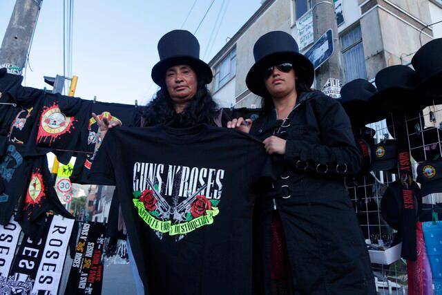 Dos fanáticos de la banda Guns N’ Roses disfrazados de Slash, el guitarrista de la agrupación. FOTO: COLPRENSA