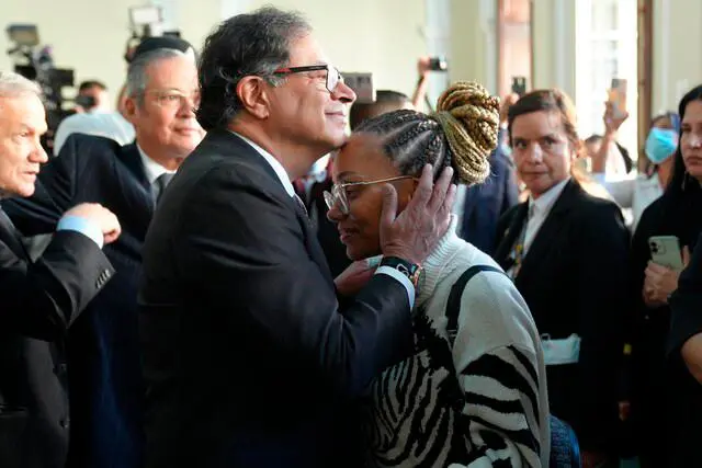 Natalia Castro Córdoba acompañada del presidente Gustavo Petro durante la cámara ardiente en el Congreso tras el fallecimiento de la senadora Piedad Córdoba. FOTO: PRESIDENCIA