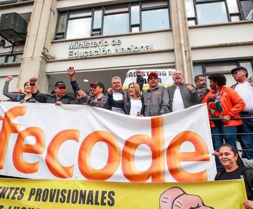 Edudacores afiliados a Fecode en una jornada de protesta en el Ministerio de Educación. FOTO: Colprensa