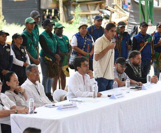 Las partes anunciaron su voluntad de instalar la mesa de paz, en un evento público en Suárez, Cauca. FOTO: CORTESÍA OFICINA ALTO COMISIONADO DE PAZ.