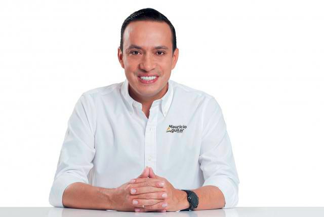 Gobernador de Santander, Mauricio Aguilar, fue recibido con empujones e insultos. FOTO: Colprensa