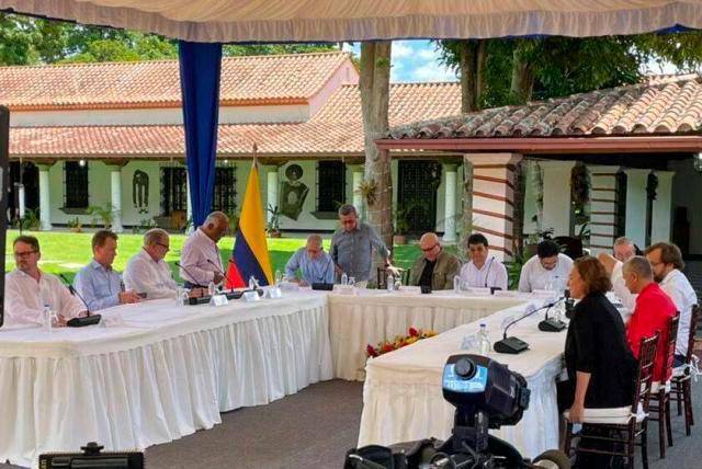 El 11 de octubre la delegación del Gobierno se reunió con la delegación del ELN en Venezuela para anunciar que se retomaban los diálogos. FOTO: CORTESÍA