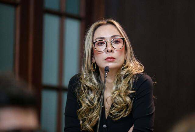 Katherine Miranda anunció la moción de censura y cuestionó la actuación del Ministerio de Defensa. FOTO: Colprensa. 