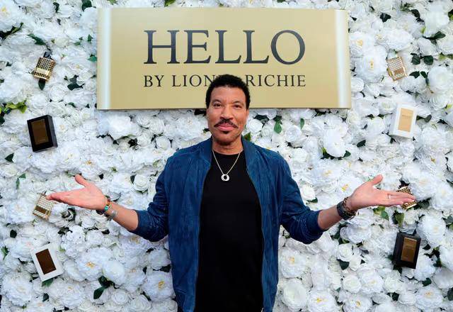 Lionel Richie suspendió un concierto en Minnesota tras sentirse “mareado” y “extraño”. Fue llevado al hospital por su equipo de trabajo. Foto: Getty.