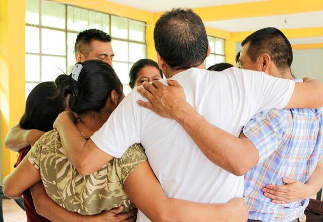 Después de recuperar e identificar los restos en el cementerio de Tumaco, la familia pudo realizar un ritual indígena de despedida. FOTOS colprensa