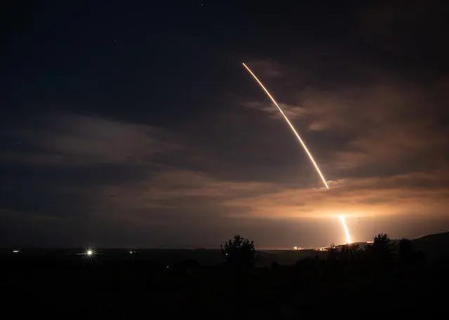 EE. UU. lanzó un misil balístico intercontinental Minuteman III en una prueba desde California. FOTO: Departamento de Guerra de EE. UU.
