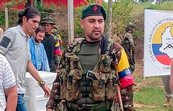 Así se presentó “John Fiera” el pasado 10 de septiembre, durante la liberación de tres secuestrados en Segovia. Suele andar con un fusil Galil 5.56 israelí y una pistola Pietro Beretta, según excombatientes. FOTO cortesía.