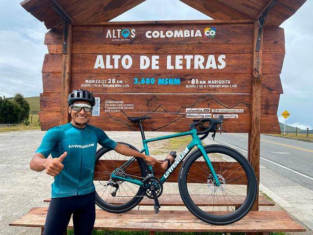 El ciclista aficionado Juan Camilo Sierra trabajó con el estadounidense Sepp Kuss, del Jumbo-Visma, en su preparación para correr el Giro de Italia de 2023. Se conocieron en Antioquia. FOTO: TOMADA DEL INSTAGRAM DE @sherpa_elgregariodeletras