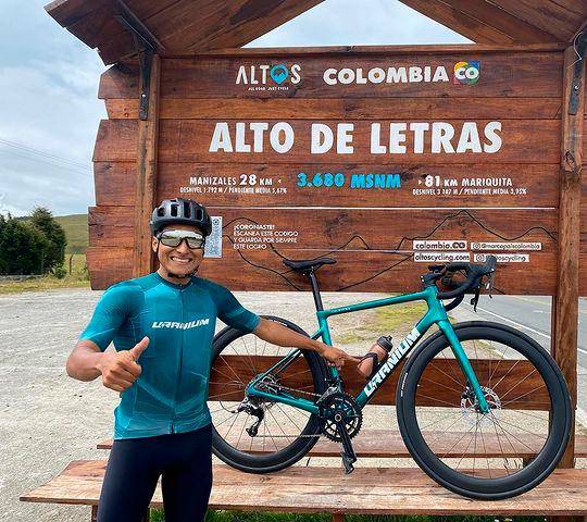 El ciclista aficionado Juan Camilo Sierra trabajó con el estadounidense Sepp Kuss, del Jumbo-Visma, en su preparación para correr el Giro de Italia de 2023. Se conocieron en Antioquia. FOTO: TOMADA DEL INSTAGRAM DE @sherpa_elgregariodeletras
