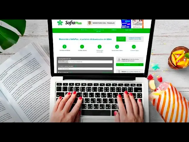 Persona ingresando al portal de Sena Sofía Plus para inscribirse a uno de los más de 200 programas del Sena. FOTO: Cortesía Sena