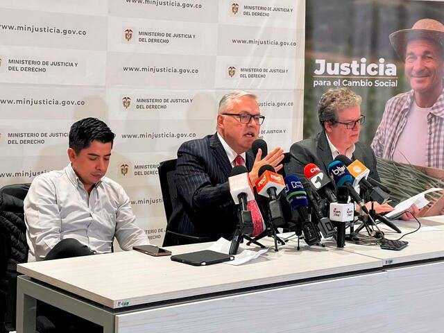 Los promotores del proyecto de sujeción a la justicia son el senador, Ariel Ávila; el ministro de Justicia, Néstor Osuna; y el senador, Alirio Uribe. FOTO: Colprensa