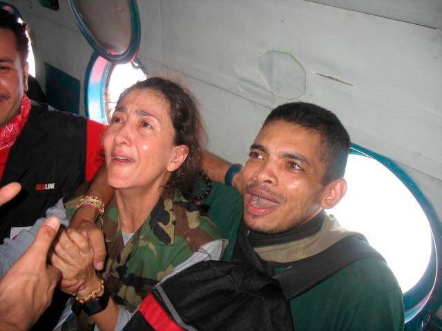 Imagen de la liberación en julio 2 de 2008. Íngrod Betancourt y el enfermero y militar William Pérez. FOTO: Cortesía Ejército Nacional. 