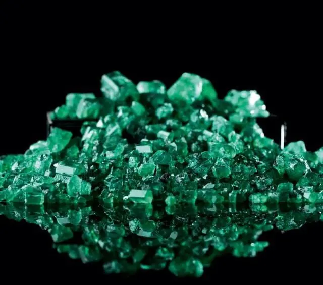 El crecimiento de los diamantes cultivados en laboratorio ha llevado a más compradores a buscar gemas naturales exclusivas, una tendencia que favorece a las esmeraldas colombianas en el mercado del lujo. FOTO: Colprensa. 