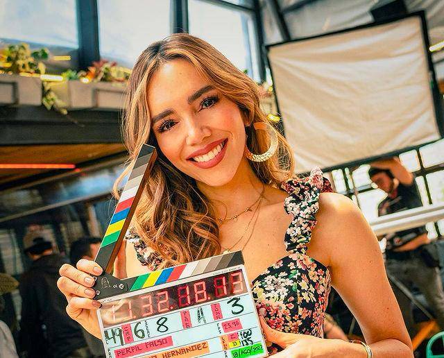 Imagen de Alejandra Villafañe en las grabaciones de la serie Perfil Falso, para Netflix. FOTO Tomada de Instagram.
