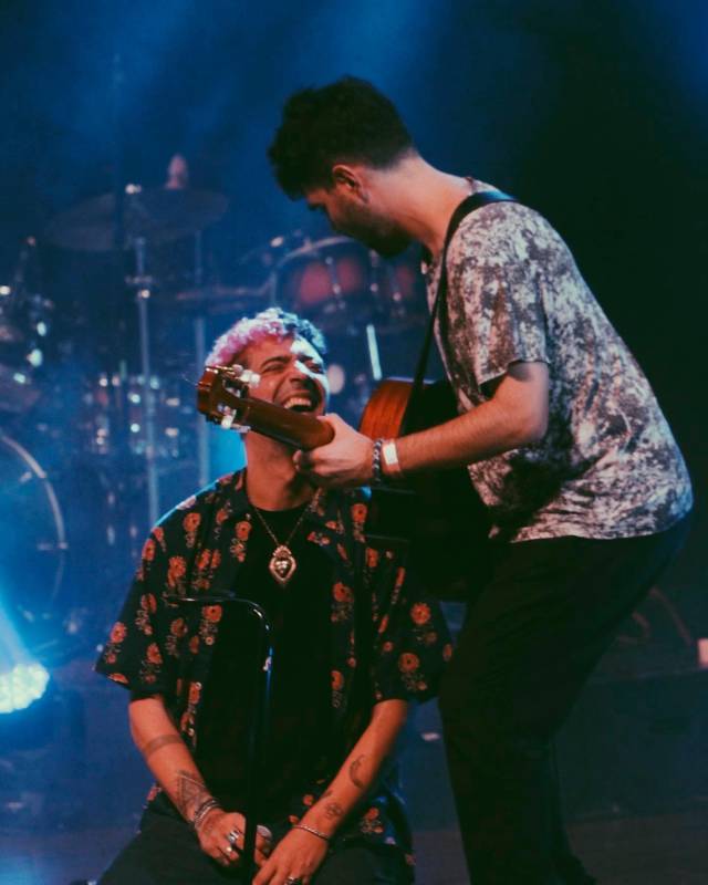  Muerdo acompañdo de su guitarrista durante el concierto en el Pablo Tobón Uribe en Medellín. Foto: Daniela R. Gómez Isaza