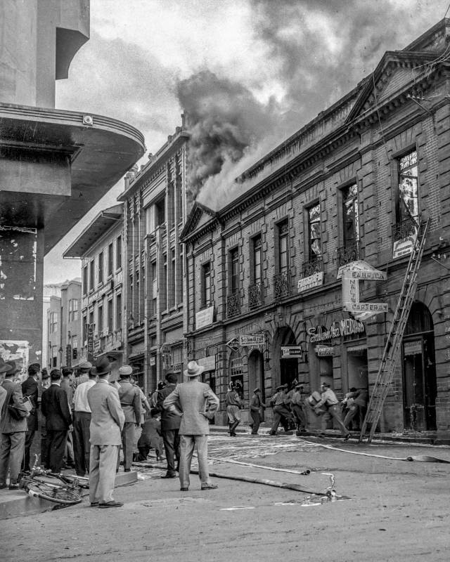 Varios edificios fueron incendiados y hubo saqueos en gran parte del comercio en el centro de la ciudad. Foto Reporter