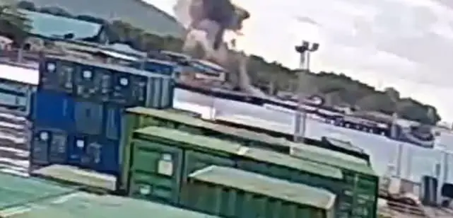 Las autoridades de Indonesia mantienen las labores de búsqueda y rescate en la isla de Biak, donde la explosión de una bomba de la Segunda Guerra Mundial dejó varias víctimas y daños en viviendas cercanas. FOTO: Captura de pantalla.