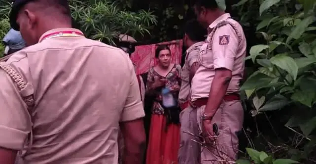 <b>Nina Kutina, una ciudadana rusa de 40 años, que vivía en una cueva remota del bosque de Gokarna,</b> en el estado de Karnataka en India. Imagen tomada de Policía de Karnataka.