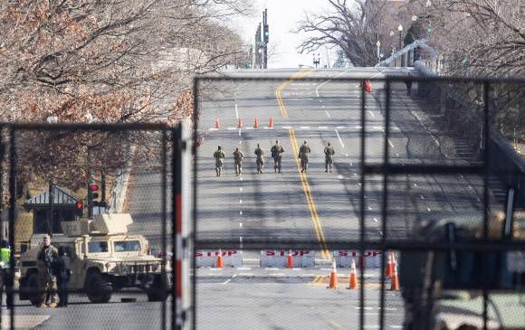 Unos 20.000 soldados de la Guardia Nacional y otras medidas de seguridad se desplegaron en Washington para asegurar el área del Capitolio en vísperas a la posesión del presidente electo de Estados Unidos, Joe Biden. Foto EFE