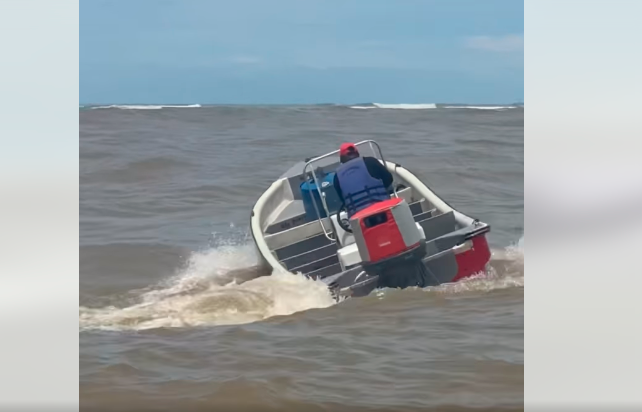 La lancha que naufragó transportaba a unas 32 personas y al menos cuatro habrían fallecido. FOTO: CORTESÍA