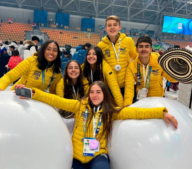 los deportistas colombianos durante la inauguración de los Juegos Olímpicos de Invierno. FOTO CORTESÍA 