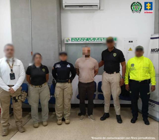 Nea Arias habría pretendido pasar los controles migratorios del aeropuerto José María Córdova como un ciudadano inadmitido, que arribó a Medellín con otras tres personas, para evadir las órdenes de captura que tenía. Foto: Cortesía