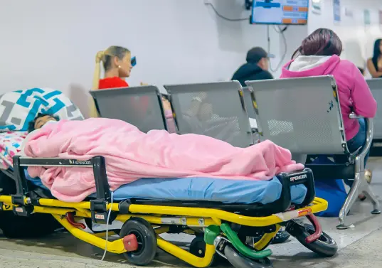 Una adulta mayor aguarda en una camilla situada en una sala de espera mientras es atendida en un hospital de Medellín. La Alcaldía tuvo que declarar la emergencia hospitalaria. FOTO Cortesía Alcaldía de Medellín