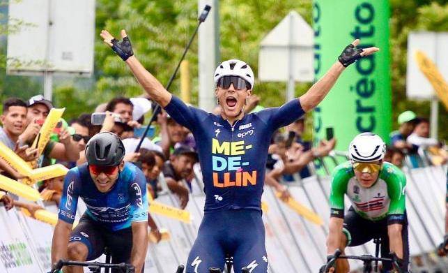 Wilmar Paredes se impuso al sprint en la primera etapa del Clásico RCN-2025. FOTO: CORTESÍA DIEGO GIRALDO-TEAM MEDELLÍN