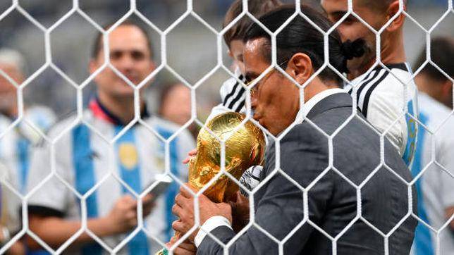 A Salt Bae se le vio levantando la Copa del Mundo en varias oportunidades. Foto EFE