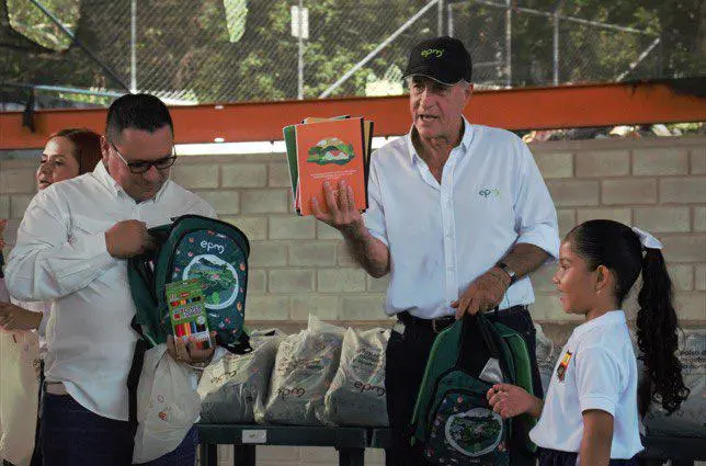 Desde 2011, EPM ha entregado 220.000 paquetes escolares en los municipios del área de interés de Hidroituango. FOTO: CORTESÍA EPM