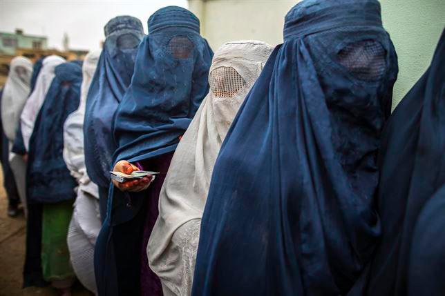 A pesar de las promesas, el régimen talibán ha recortado los derechos políticos y civiles de las mujeres. Foto: Efe.