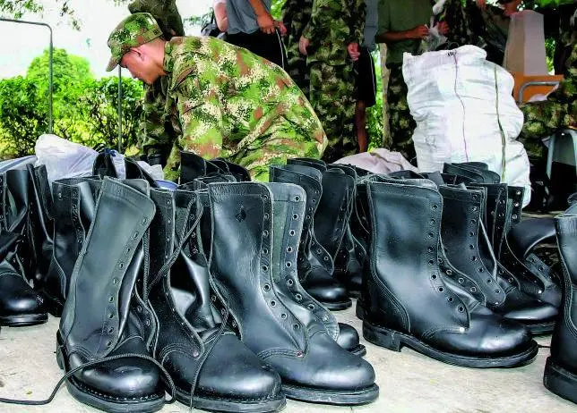 Imagen de referencia de una dotación de botas para soldados en Antioquia. FOTO: Juan Antonio Sánchez