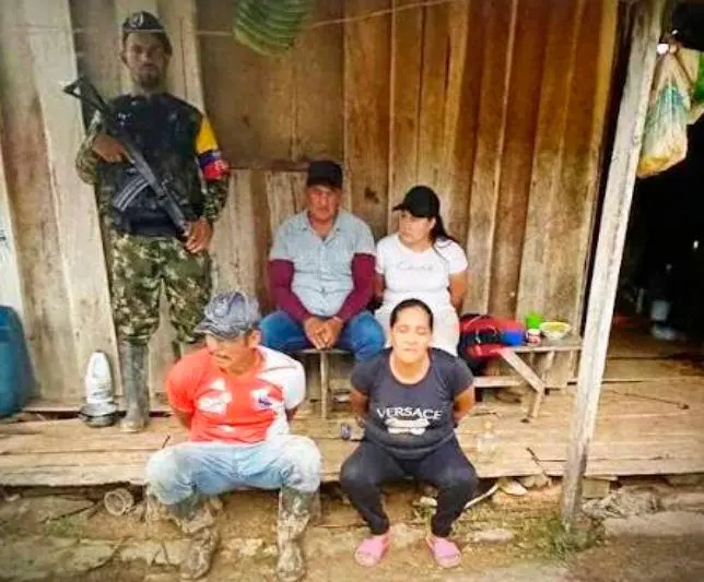 Cuatro habitantes de la vereda Las Camelias, de Remedios, fueron secuestrados y asesinados por los hombres de “Chuzo” y “Jhon Fiera”. Con esta foto extorsionaron a sus familiares, antes del brutal desenlace.