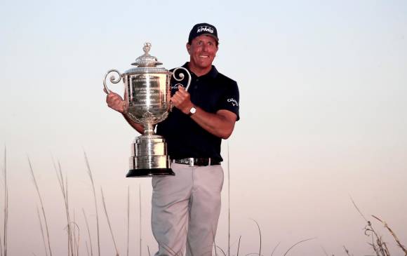 Mickelson se convirtió en el primer jugador en la historia del PGA Tour en ganar torneos con 30 años de diferencia. FOTO: EFE