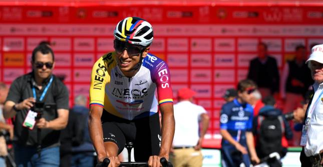 Egan Bernal resolvió su apuro con el pasaporte y podrá viajar a Europa para estar en una de las tres grandes vueltas vistiendo los colores como campeón nacional de Colombia. Foto: Getty Images