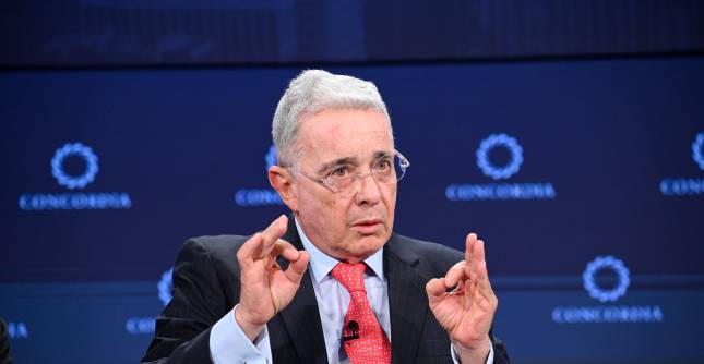 Aunque enfrenta una condena en primera instancia en su contra y ha perdido popularidad, la figura de Uribe sigue siendo clave para movilizar a la derecha y reconfigurar el panorama político colombiano. FOTO: COLPRENSA